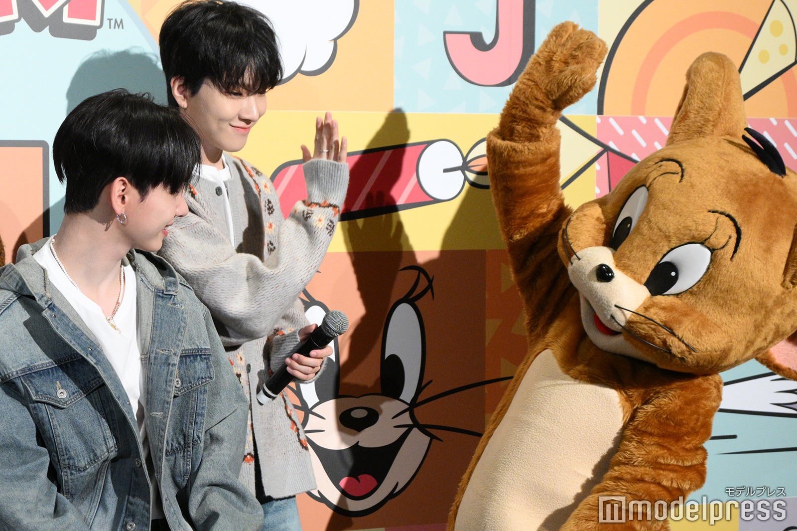 JAEHYUN（ジェヒョン）、ジェリーとハイタッチするWOONHAK（ウナク）（C）モデルプレス