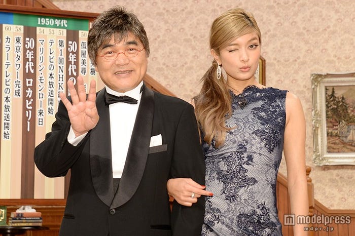 (左から)綾小路きみまろ、ローラ