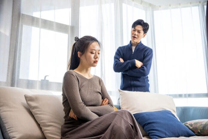 怒っていることの意思表示をしている