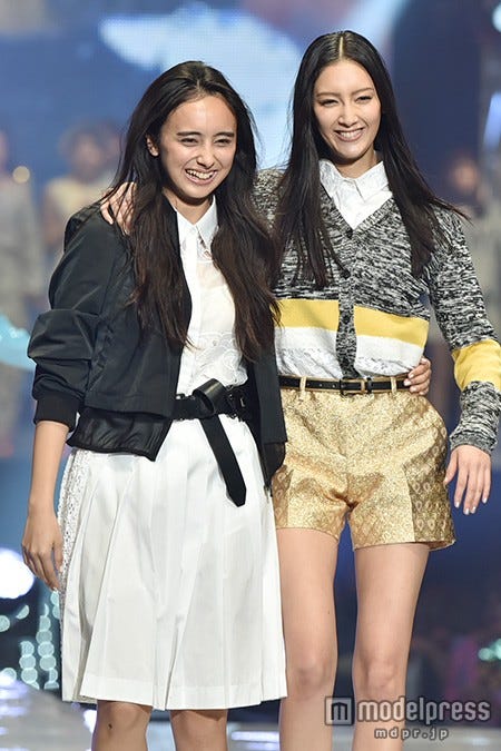 (左から)石田ニコル、菜々緒