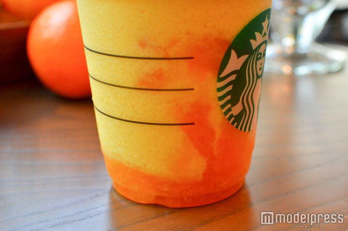 ビビットなオレンジカラーのコントラストがキレイ!(C)モデルプレス