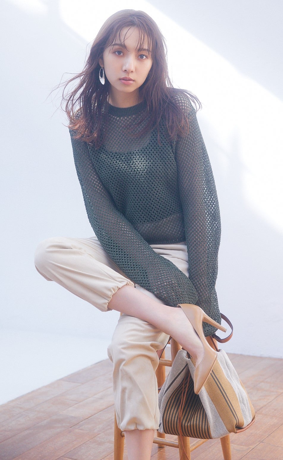 乃木坂46新内眞衣、“大人のイイ女”新連載 初体験の大胆アイテムに挑戦