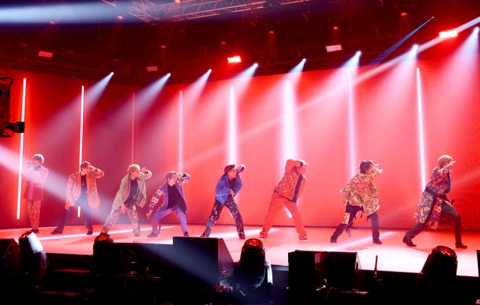 『LIVE×ONLINE COUNTDOWN 2020→2021 “RISING SUN TO THE WORLD”』より(提供写真)