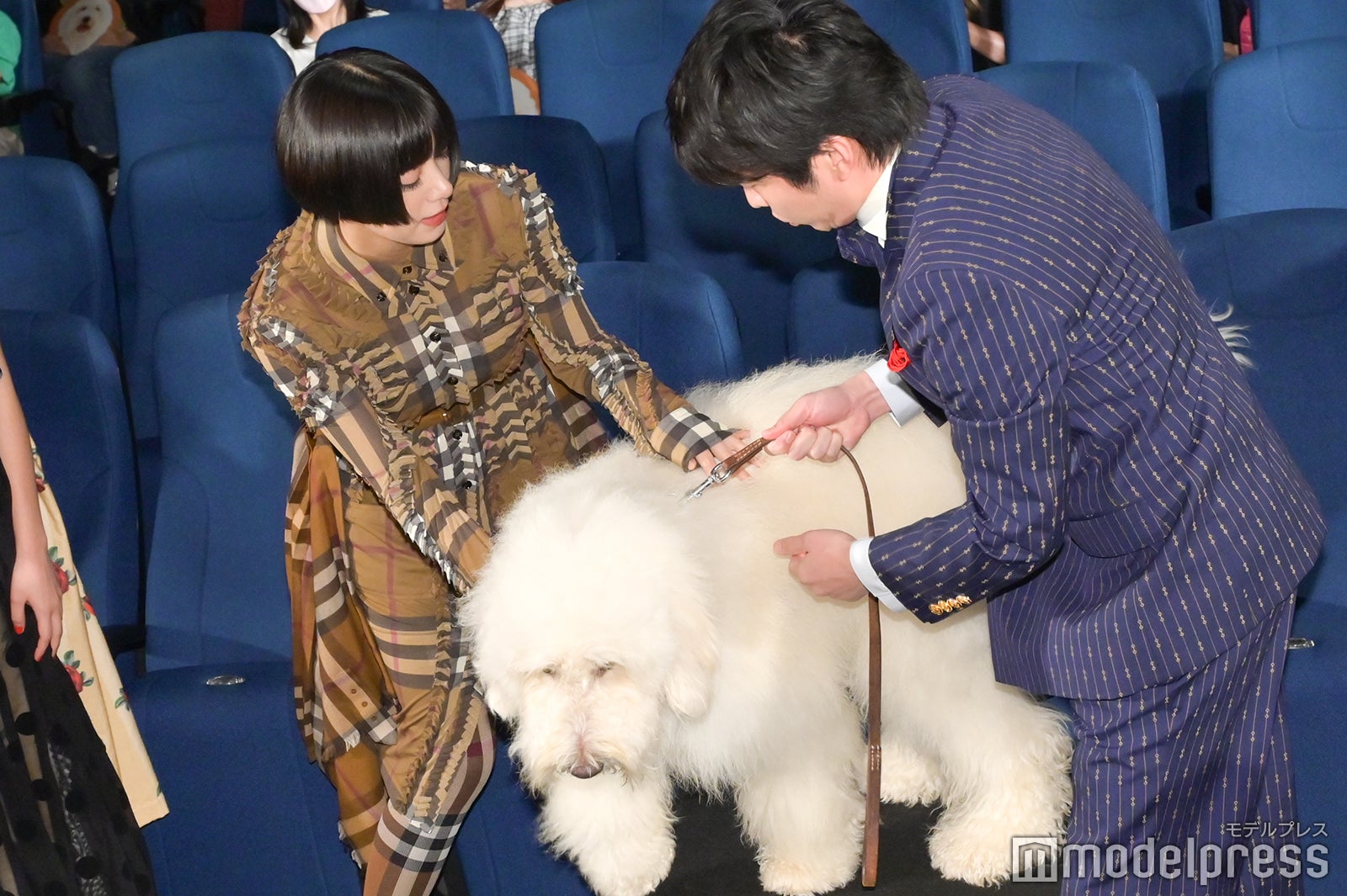 ベックを支える池田エライザ、田中圭（C）モデルプレス