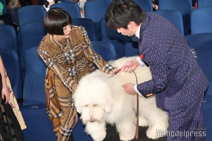 ベックを支える池田エライザ、田中圭(C)モデルプレス