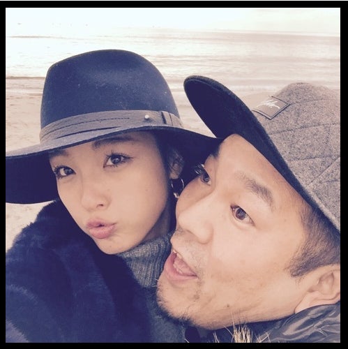 夫・フジモンとの仲良し2ショット／オフィシャルブログより（Ameba）