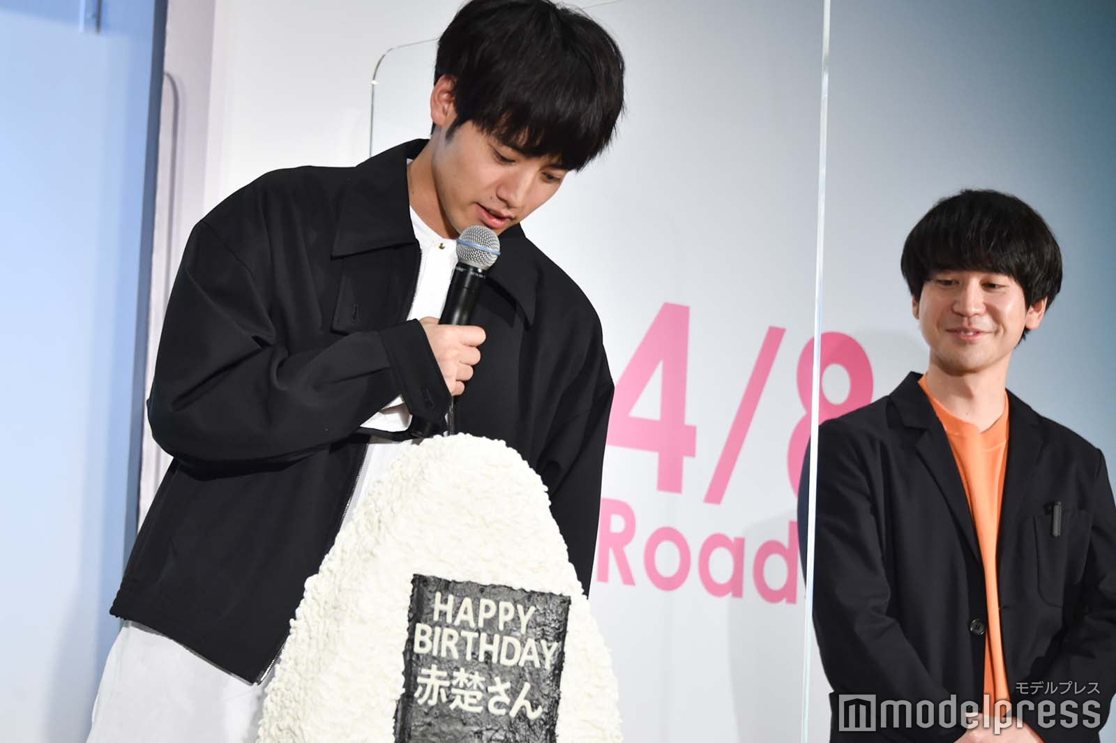 “おにぎりケーキ”の草が食べられないか確認する赤楚衛二 （C）モデルプレス