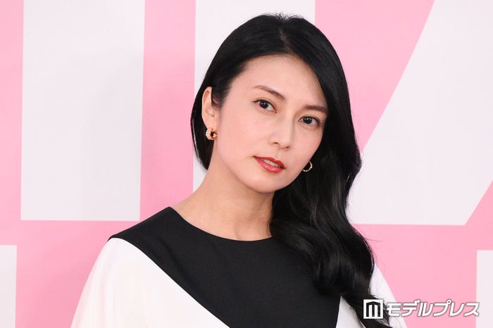 柴咲コウ、ショートヘアに大胆イメチェン「印象違う」「クールビューティー」と話題に