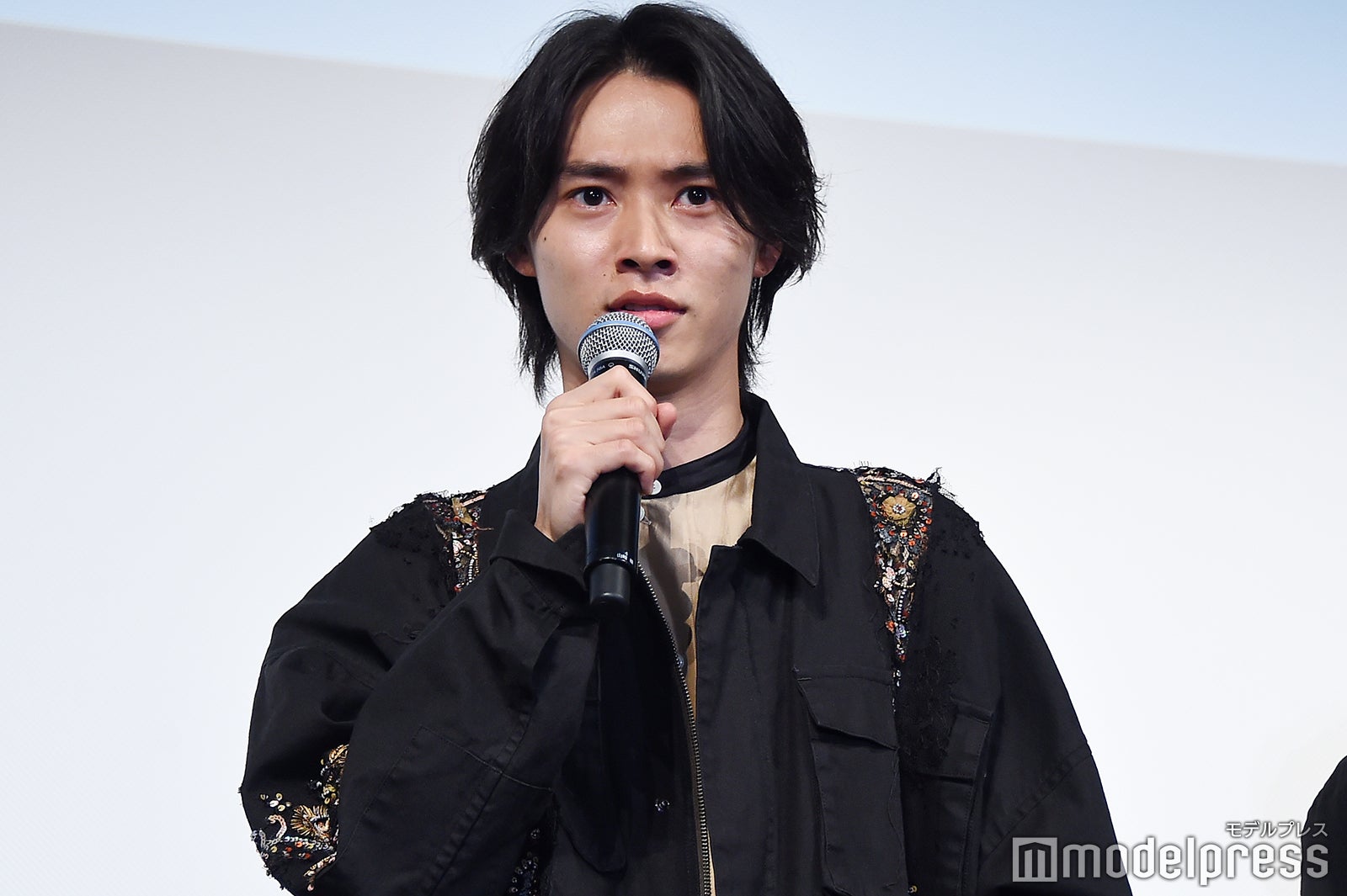 突然、眼力をアピールする山崎賢人（C）モデルプレス