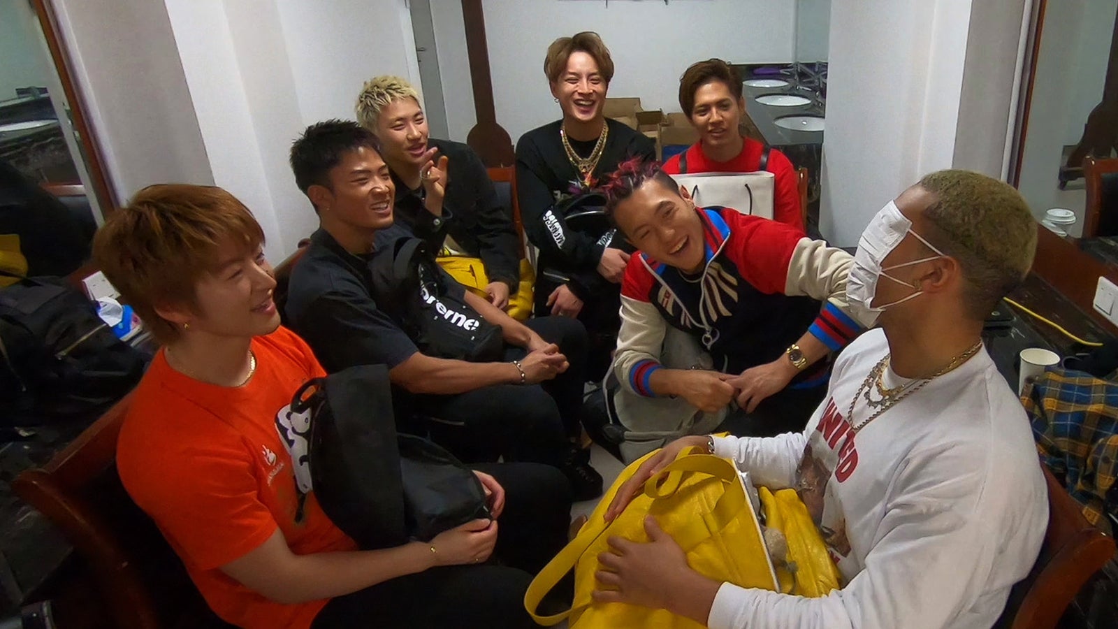 GENERATIONS、カバンの中身を公開