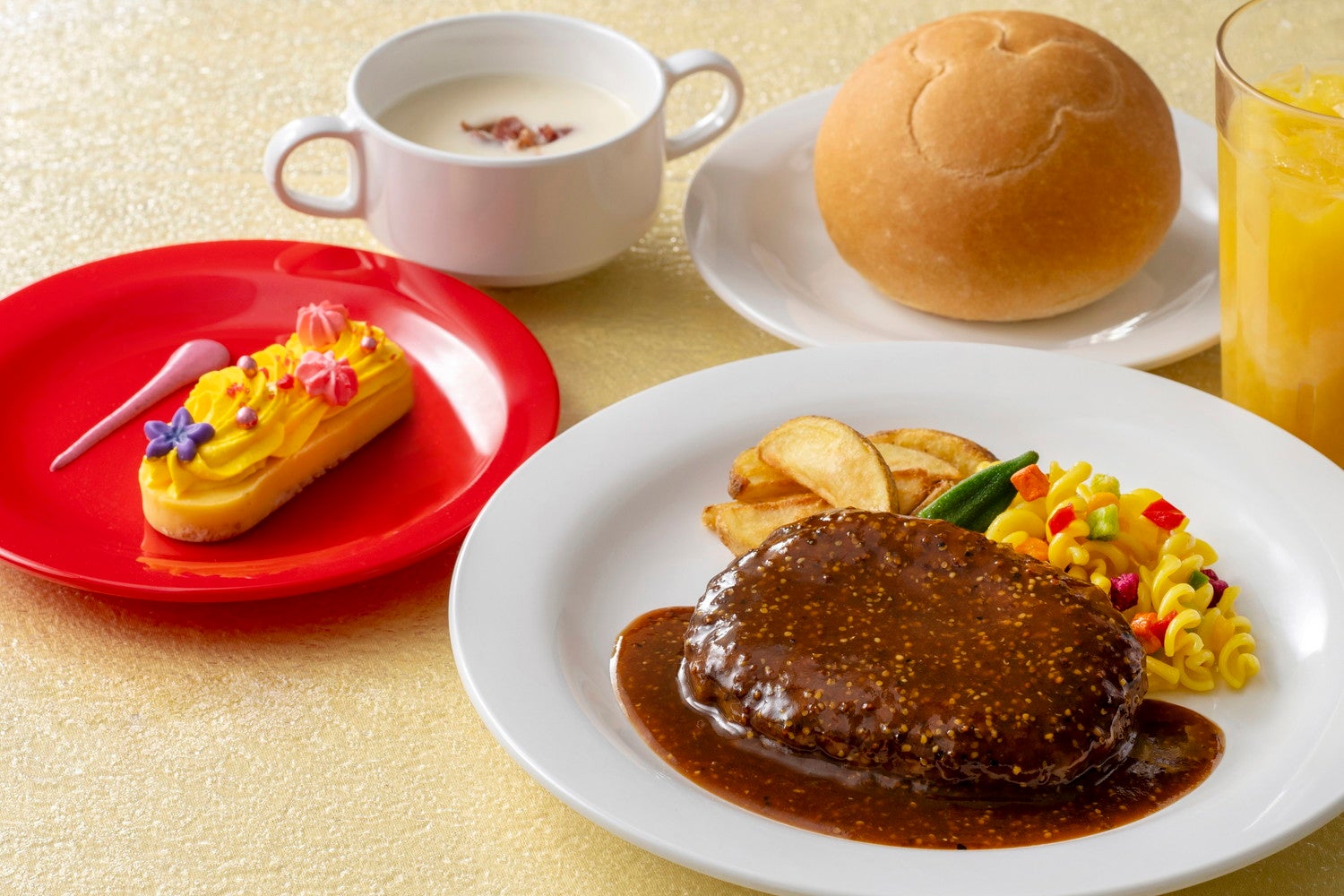 スペシャルセット2,740円（C）Disney