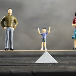 家では話さない夫「家の空気が重くなる…」正しい妻の対処法は?