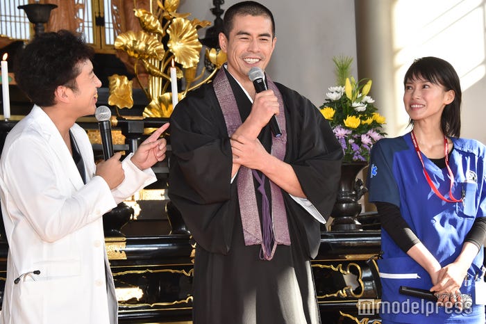 (左から)ムロツヨシ、伊藤英明、中谷美紀(C)モデルプレス