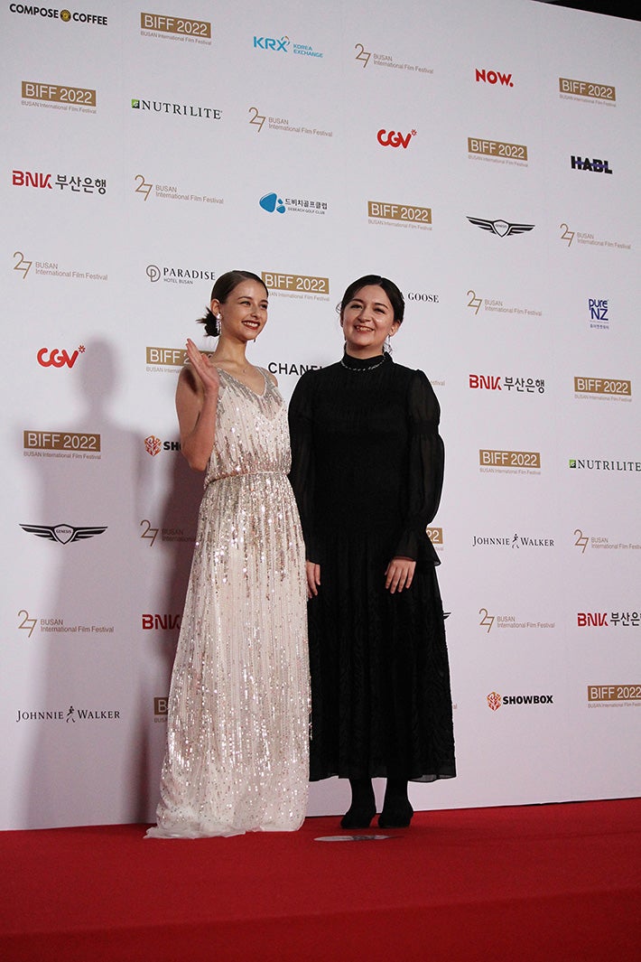 嵐莉菜、川和田恵真監督（C）2022「マイスモールランド」製作委員会