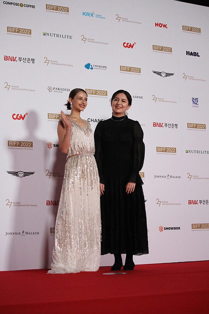 嵐莉菜、川和田恵真監督(C)2022「マイスモールランド」製作委員会