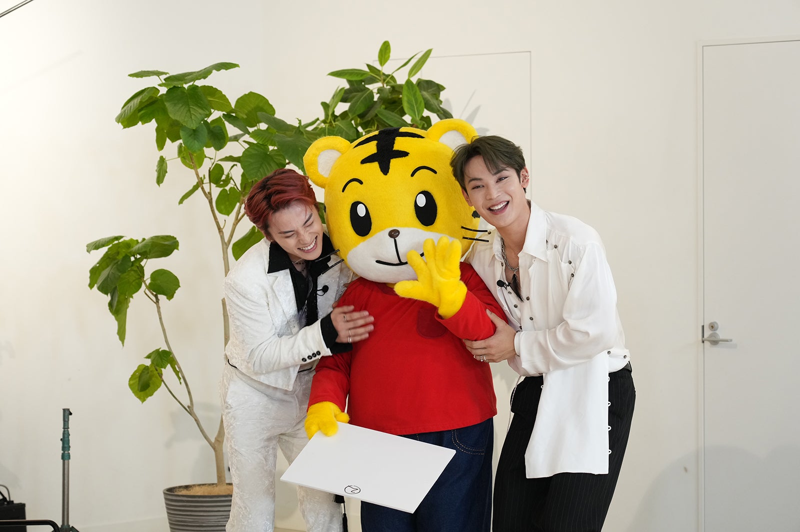 川西拓実、與那城奨「JO1 7TH SINGLE『TROPICAL NIGHT』」の様子（C）LAPONE Entertainment