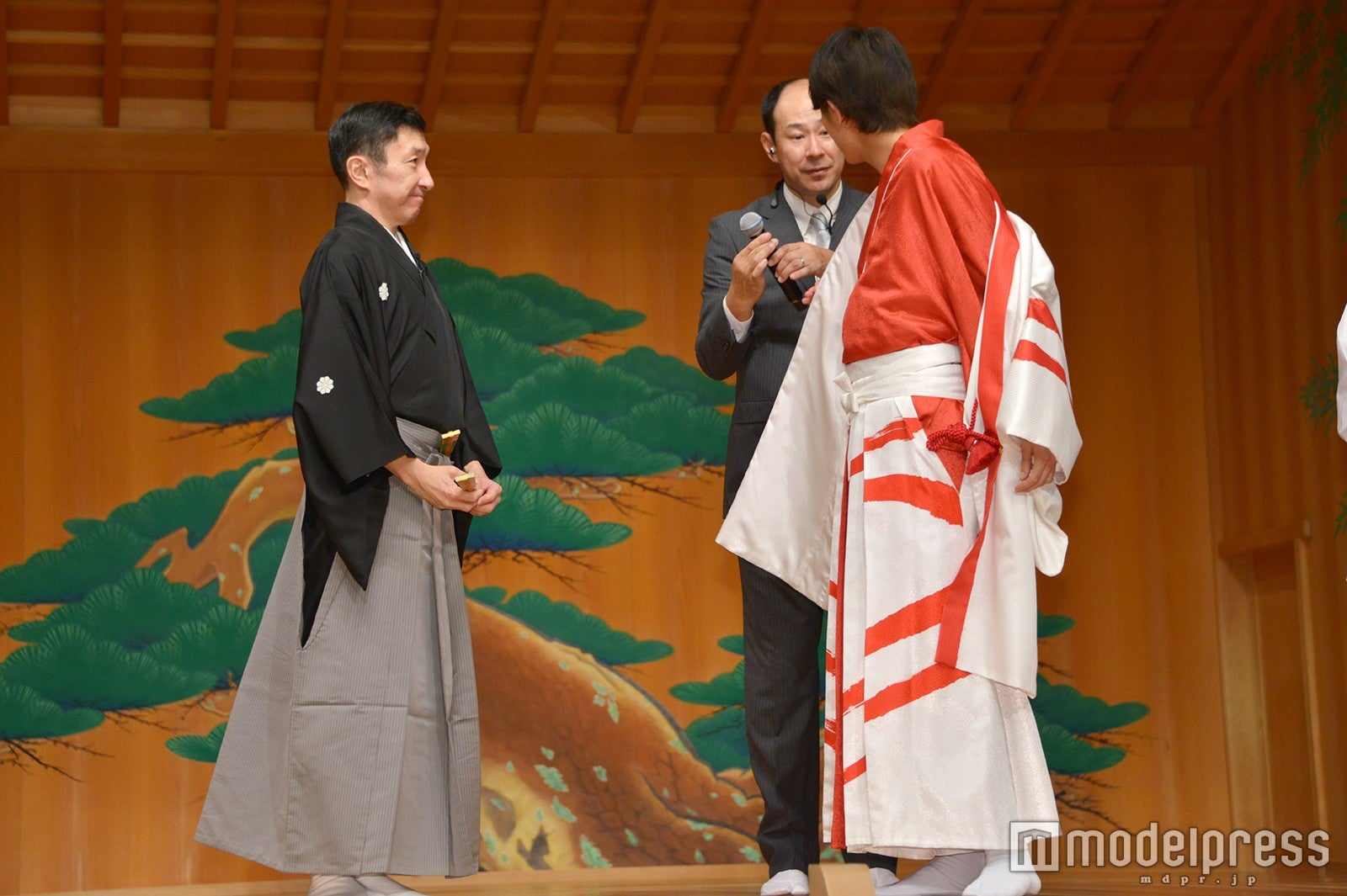 杉野遥亮に能をレクチャー （C）モデルプレス