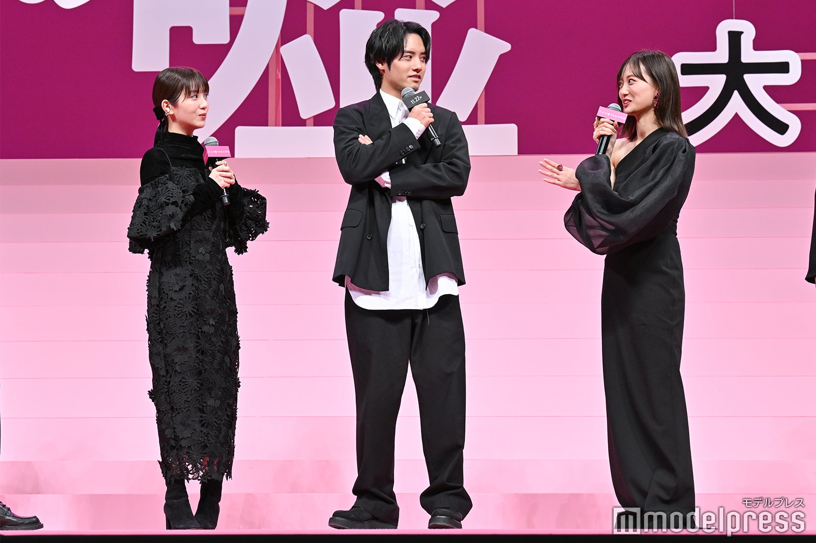 浜辺美波、赤楚衛二、山下美月（C）モデルプレス