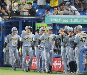 阪神 初ものづくしで首位浮上 高寺が先頭打者弾＆嶋村2ラン、今季初4番・大山も一発 森下はプロ初満塁弾…4発飛び出し、7カードぶり初戦勝利