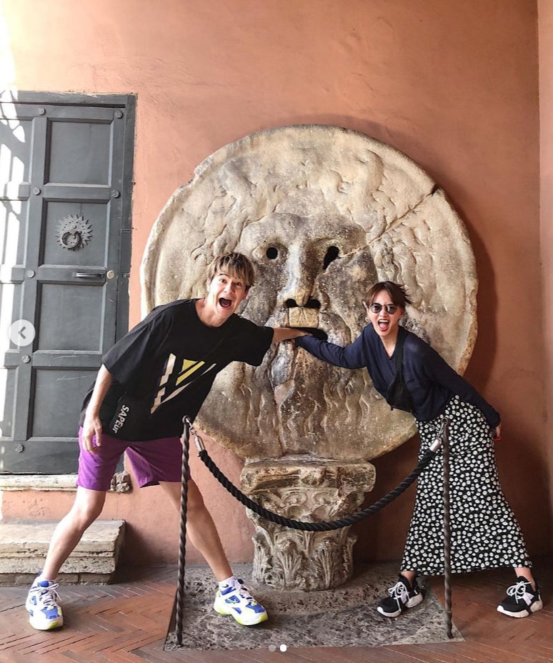 JOY＆わたなべ麻衣、新婚旅行の写真公開「見てた子供達は爆笑」