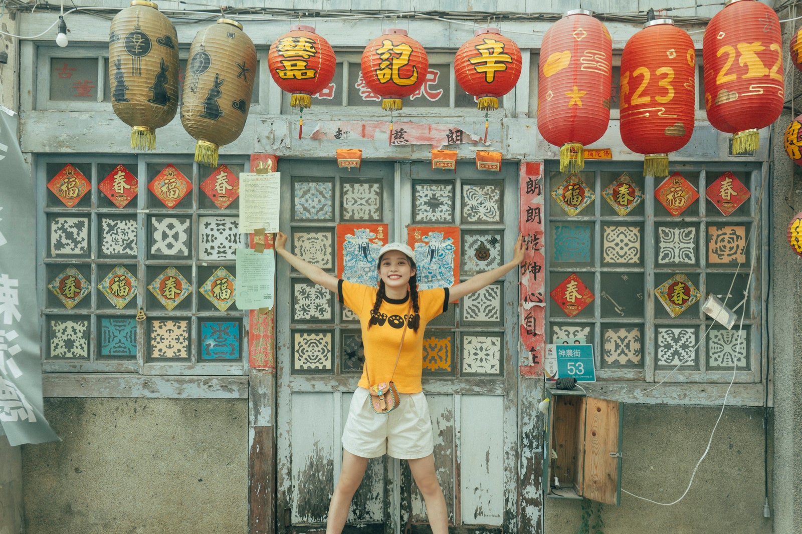 高石あかり「高石あかりファースト写真集 幻灯」（東京ニュース通信社刊）（C）撮影／横山マサト