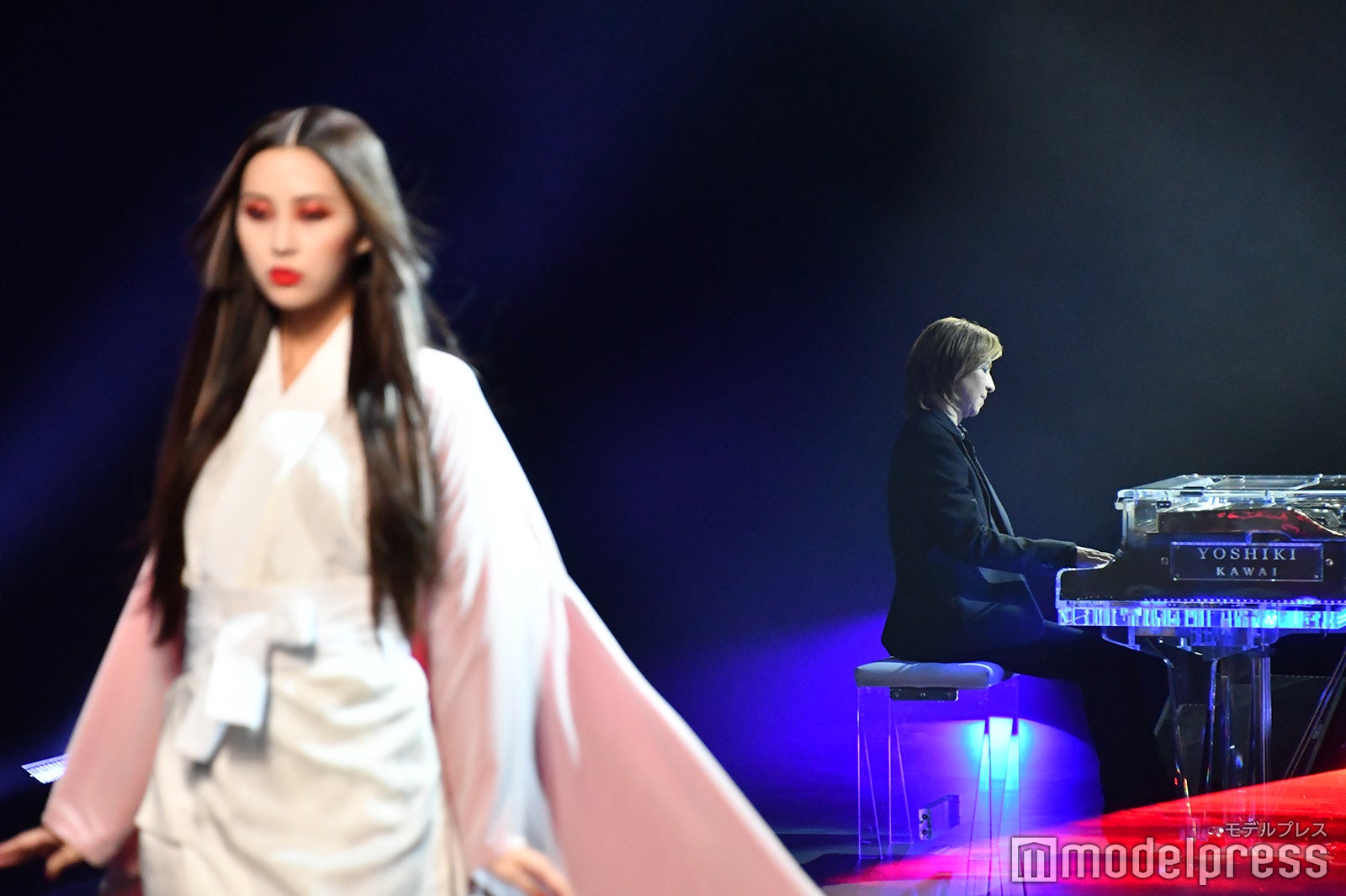 YOSHIKI（奥）（C）モデルプレス