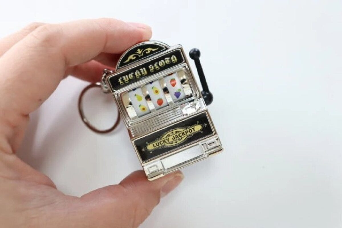 ダイソー　キーホルダー（スロットマシン）