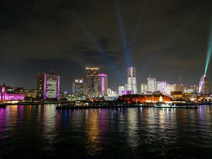 横浜港大さん橋国際客船ターミナル屋上から見たみなとみらい。「ヨルノヨ」の約5分間の演出「NIGHT VIEWING」の様子(2021年12月24日撮影)