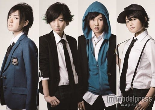 AXELL/千知(せしる)は左から2番目