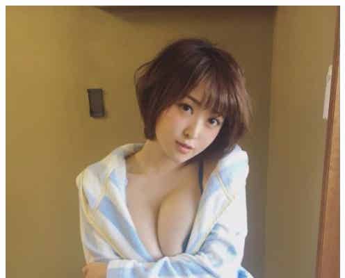 Gカップ現役女子大生・忍野さら、ふっくら谷間披露「事件級の寄り」と反響殺到