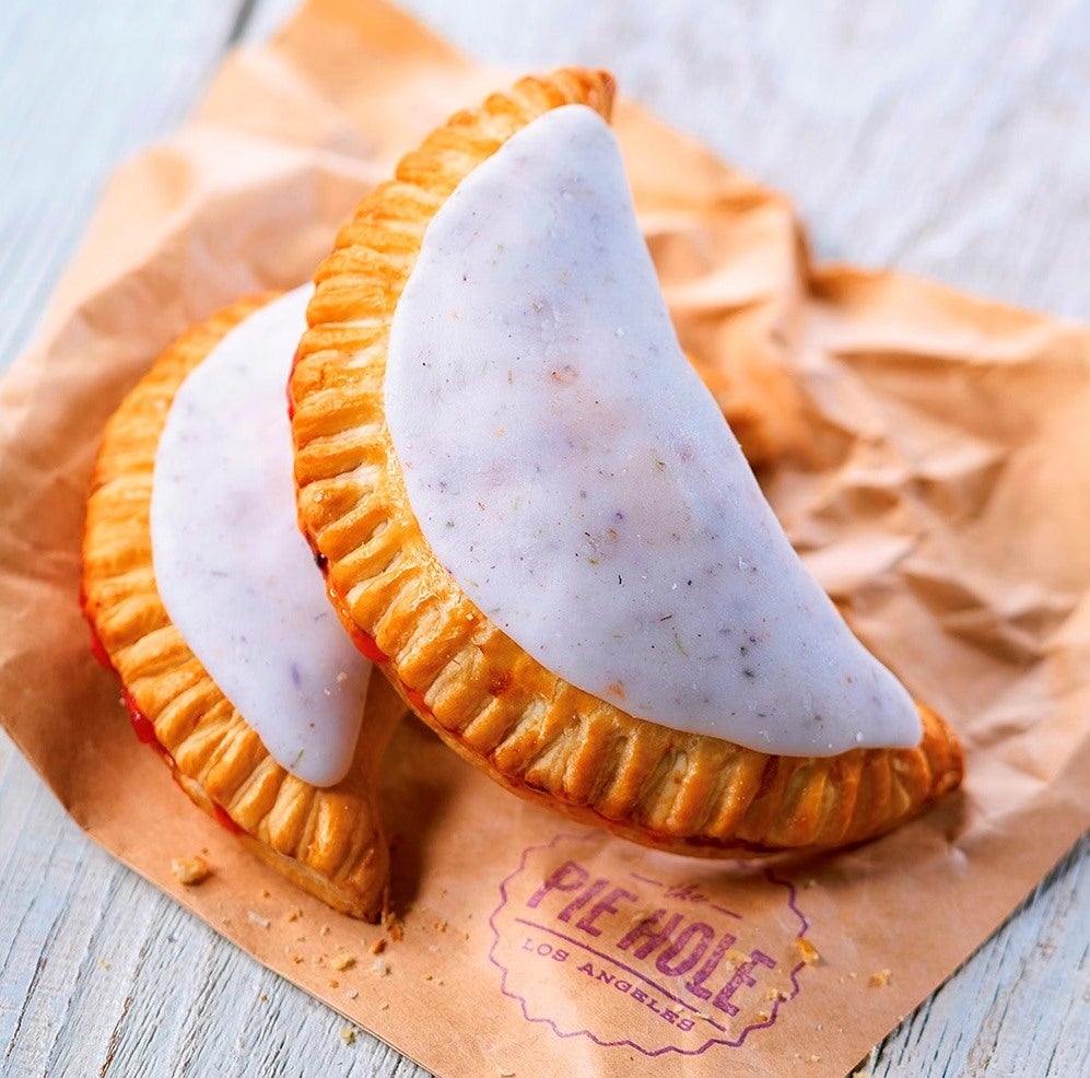 ストロベリー＆ラベンダーハンドパイ／画像提供：株式会社ＦＳプランニング