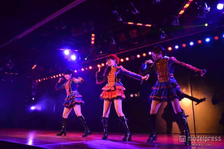 「AKB48劇場8周年特別記念公演」（左より）峯岸みなみ、小嶋陽菜、高橋みなみ／（C）AKS