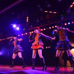 「AKB48劇場8周年特別記念公演」（左より）峯岸みなみ、小嶋陽菜、高橋みなみ／（C）AKS