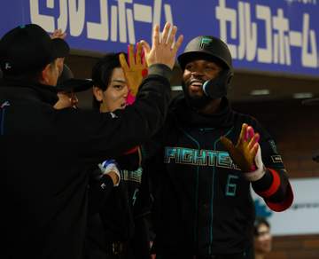 日本ハムが2位再浮上 カストロ2号ソロが決勝点「神様に感謝したいです」前夜に開幕からの連続本塁打止まるも破壊力健在開幕11戦23発 北山が8回無失点で今季初勝利 昨季からの対樂天連敗を5でストップ