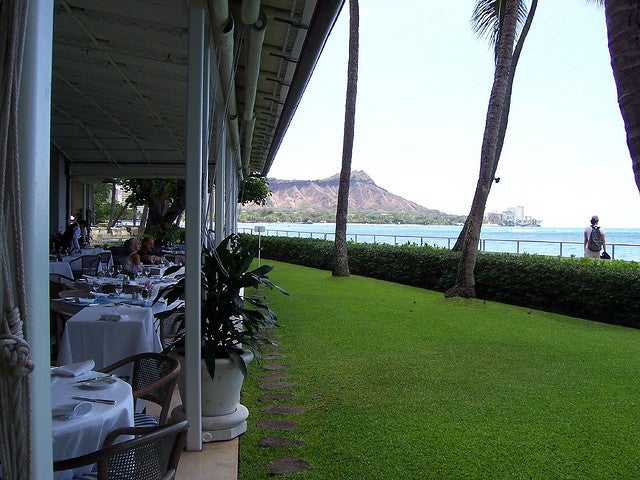 ワイキキビーチが目の前の「Orchids」外観／100_4529 by Neeta Lind