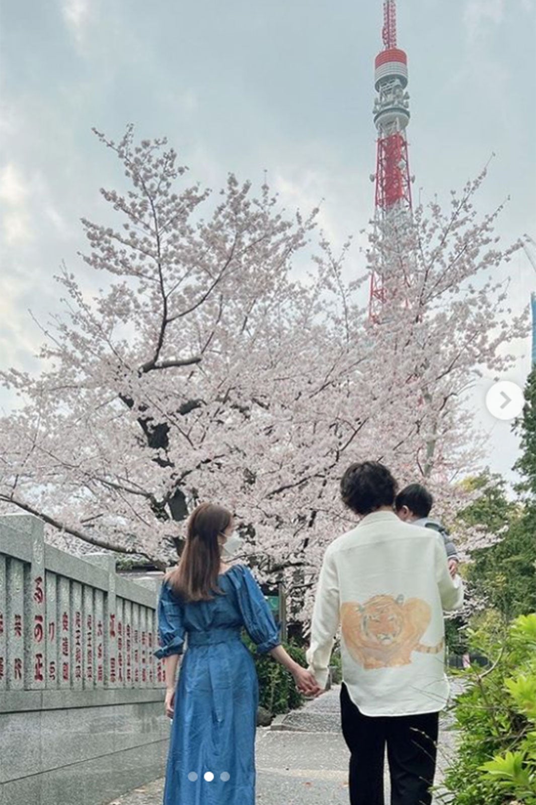 くみっきー、夫と手繋ぎ＆息子との3ショット公開 “泣きながら桜を見た”過去も明かす