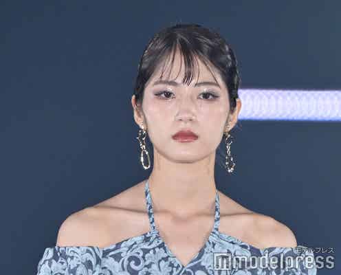 若月佑美、美デコルテ大胆披露 クールなドレススタイル<GirlsAward 2023 A/W>
