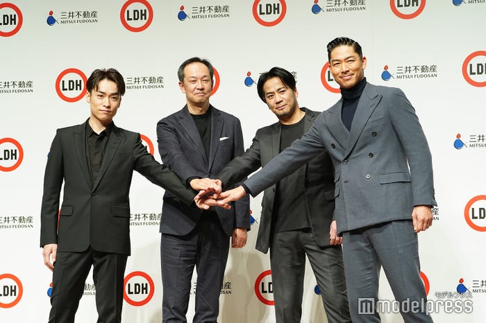 (左から)EXILE TETSUYA、三井不動産若林常務、EXILE HIRO、EXILE AKIRA(C)モデルプレス