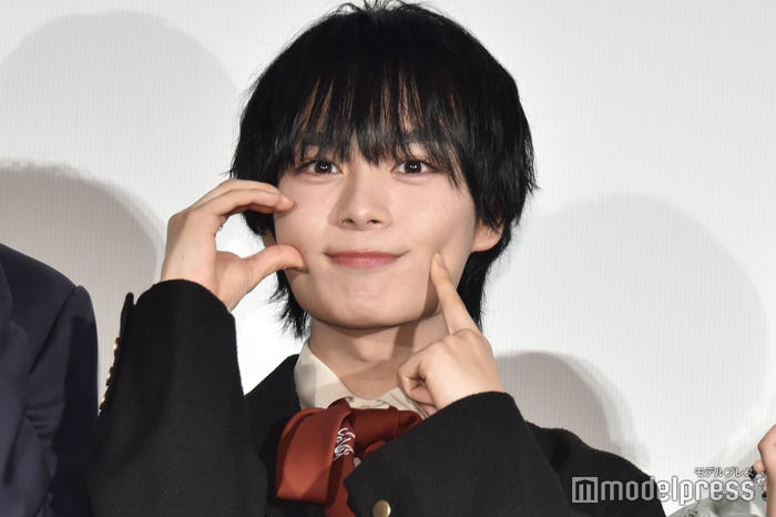 キュートな表情で“恋僕”ポーズを決めた大西流星(C)モデルプレス