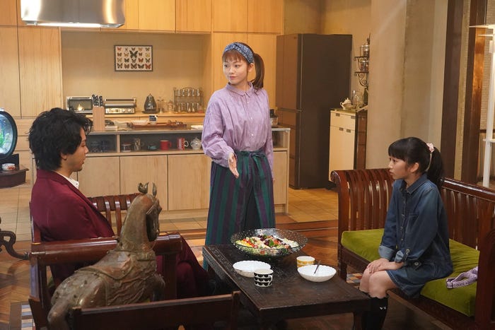 中村倫也、小芝風花、横溝菜帆/「美食探偵 明智五郎」第5話より(C)日本テレビ