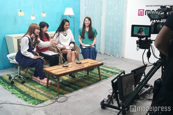 「ナナイロ」生放送の様子(C)モデルプレス