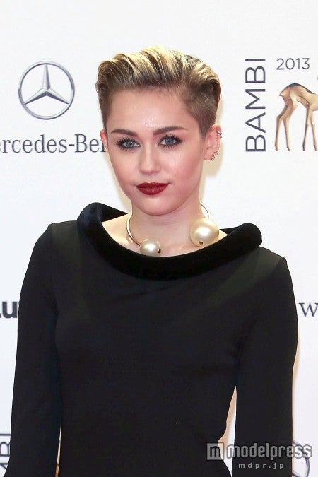 大人っぽいメイクもステキ。WENN.com / Zeta Image