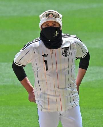 えっ！？日本ハム・新庄剛志監督がサッカー日本代表のユニ着用 見慣れぬウェアで練習見守る 背番号1で背中には「SHINJHO」