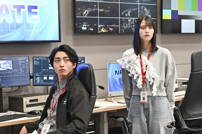 木村達成、佐々木舞香「キャスター」第9話(C)TBS
