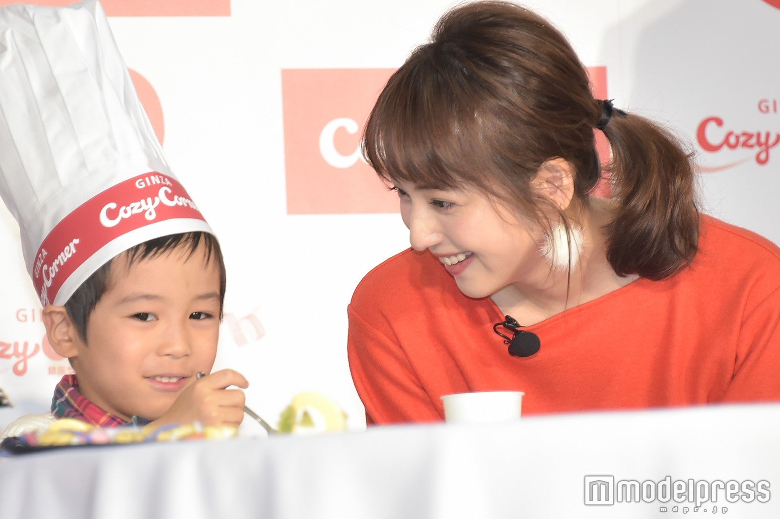 食べる様子を楽しそうに見つめる佐々木希 （C）モデルプレス