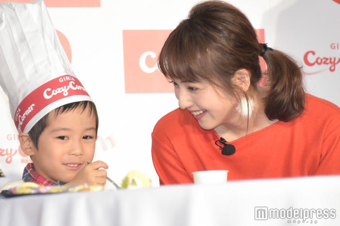 食べる様子を楽しそうに見つめる佐々木希 (C)モデルプレス