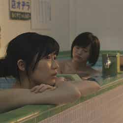 渡辺麻友、山本彩らの“入浴シーン”に色気漂う／AKB48 44thシングル「翼はいらない」より（C）AKS
