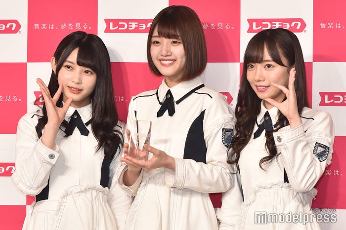 柿崎芽実、佐々木美玲、齊藤京子 (C)モデルプレス