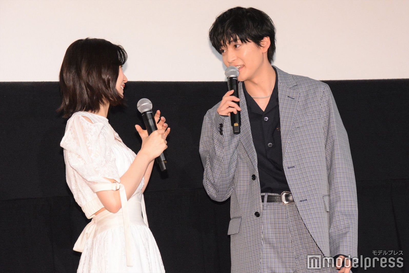 （左から）桜田ひより、高橋文哉（C）モデルプレス