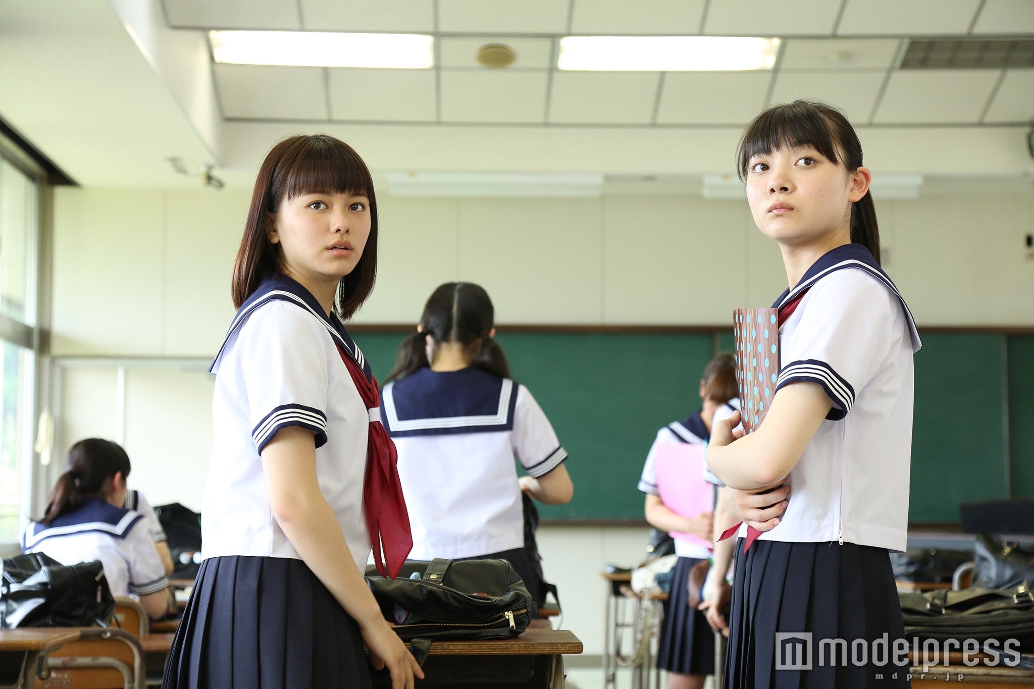 山本舞香・三浦透子／映画「桜ノ雨」より（C）2015 halyosy、藤田遼、雨宮ひとみ、スタジオ・ハードデラックス／PHP研究所／『桜ノ雨』製作委員会